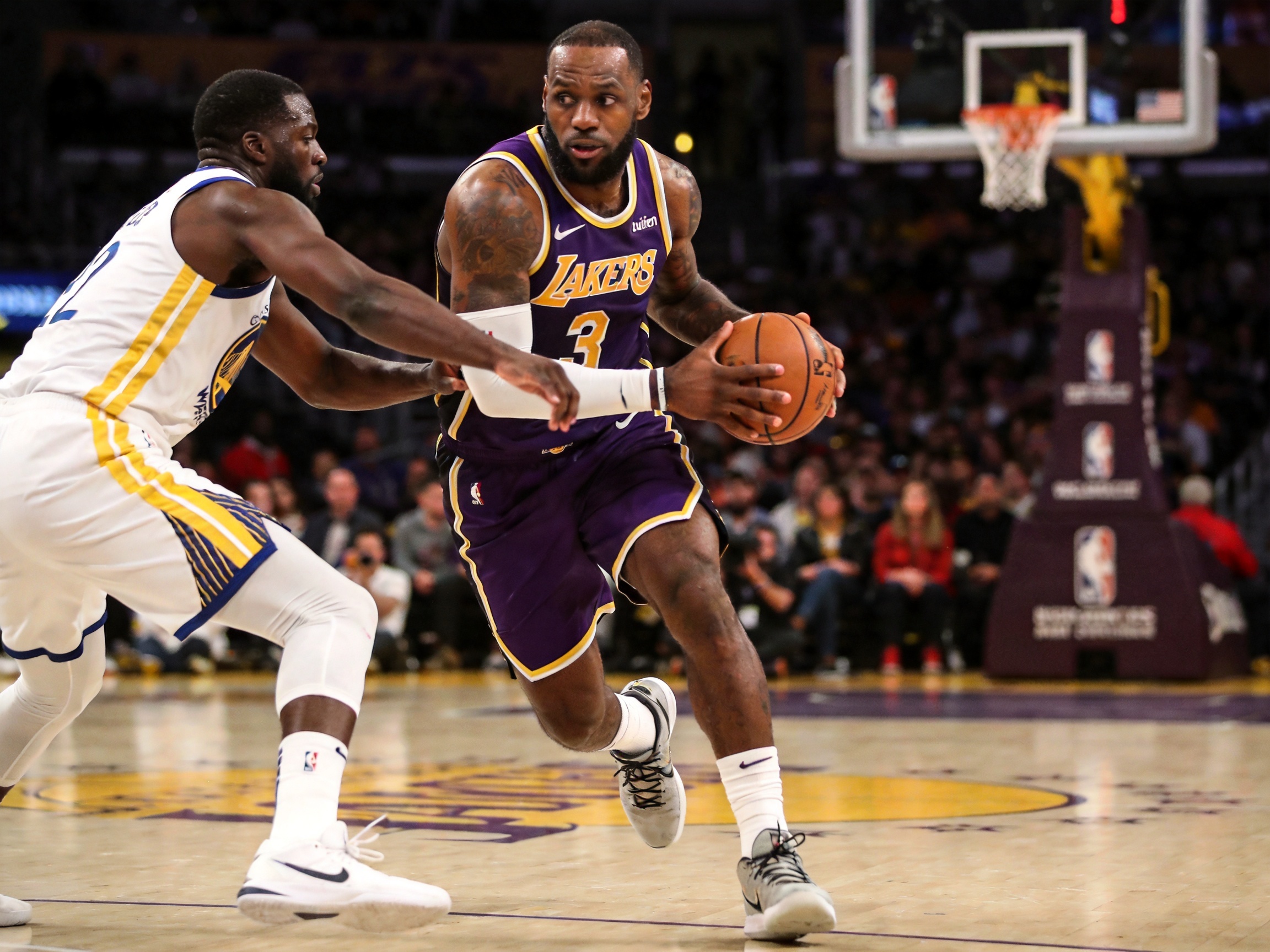 NBA常规赛湖人勇士对决